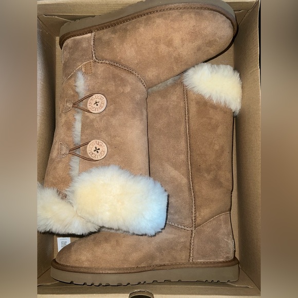 Ugg Wonen’s Bailey Button Triplet Boot - Picture 4 of 12